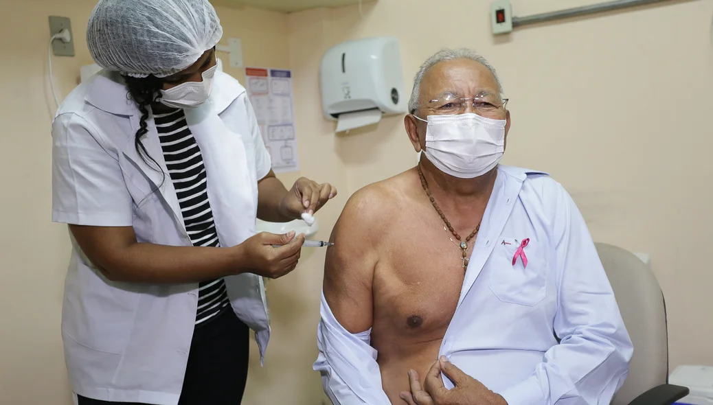 Prefeito tomando a  dose de reforço contra o coronavírus