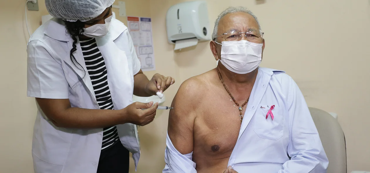 Prefeito tomando a  dose de reforço contra o coronavírus