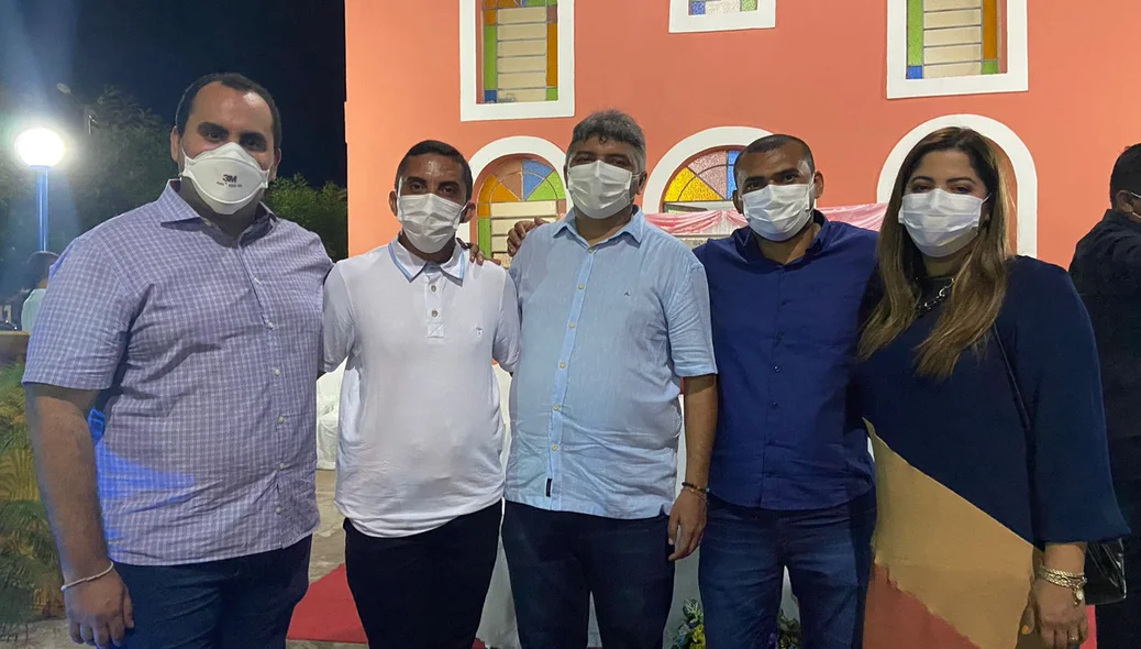Prefeito Zé Henrique ao lado de aliados