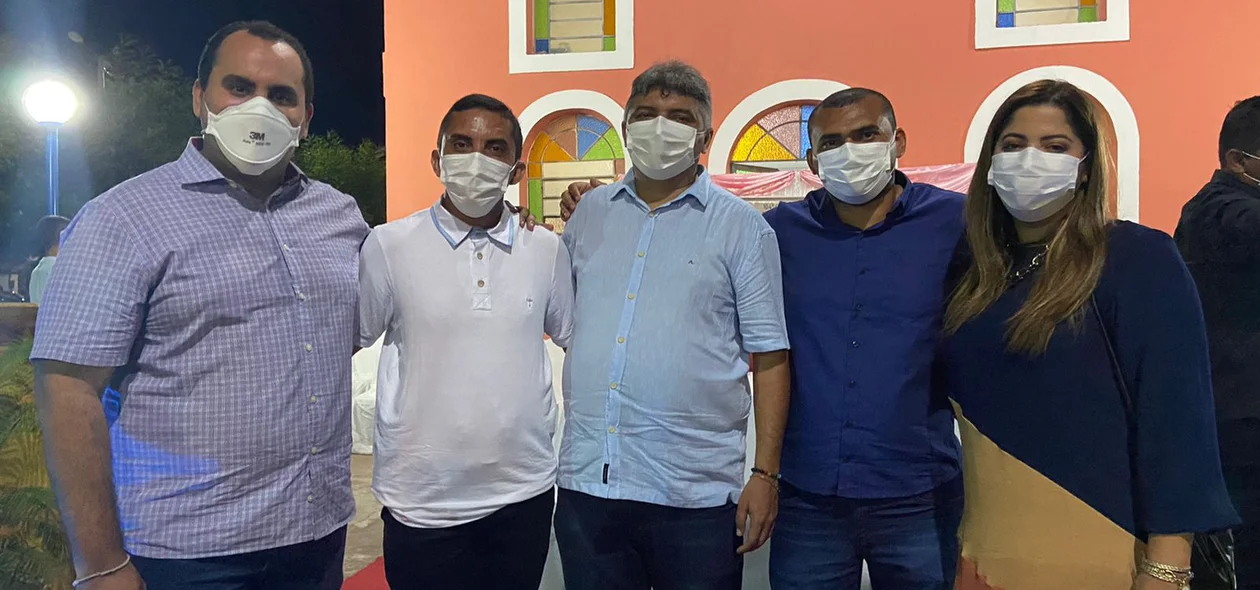 Prefeito Zé Henrique ao lado de aliados