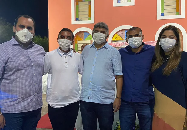 Prefeito Zé Henrique ao lado de aliados