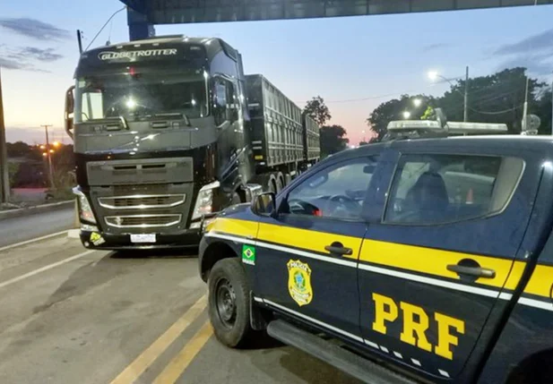 PRF flagra 23 toneladas de excesso de peso transportados sem nota fiscal.