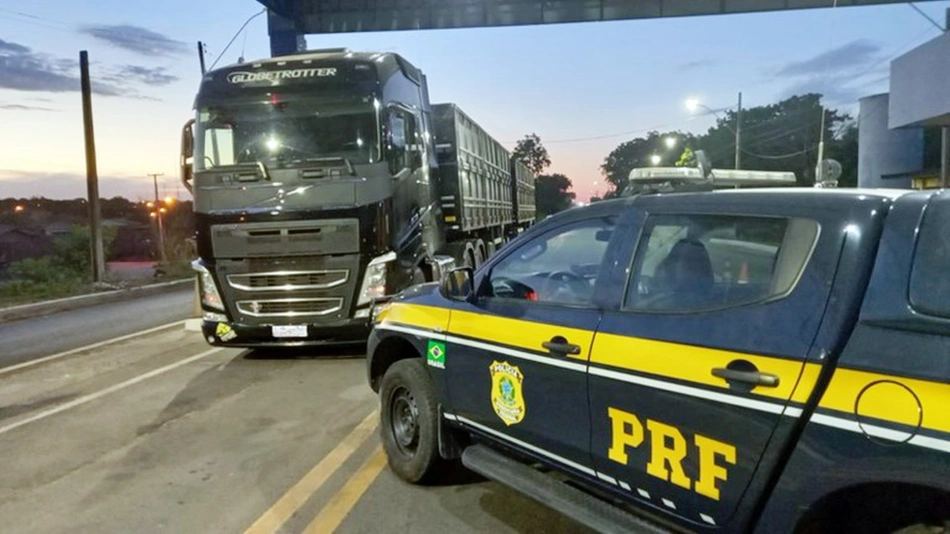 PRF flagra 23 toneladas de excesso de peso transportados sem nota fiscal.