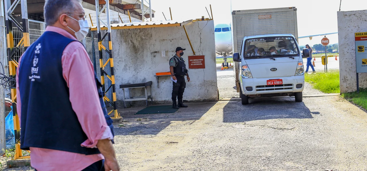 Secretário acompanhou a chegada da vacina