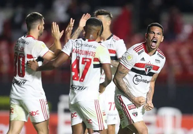 Sem vencer há quatro jogos, São Paulo visita Cuiabá para se afastar, de vez, do risco de rebaixamento.