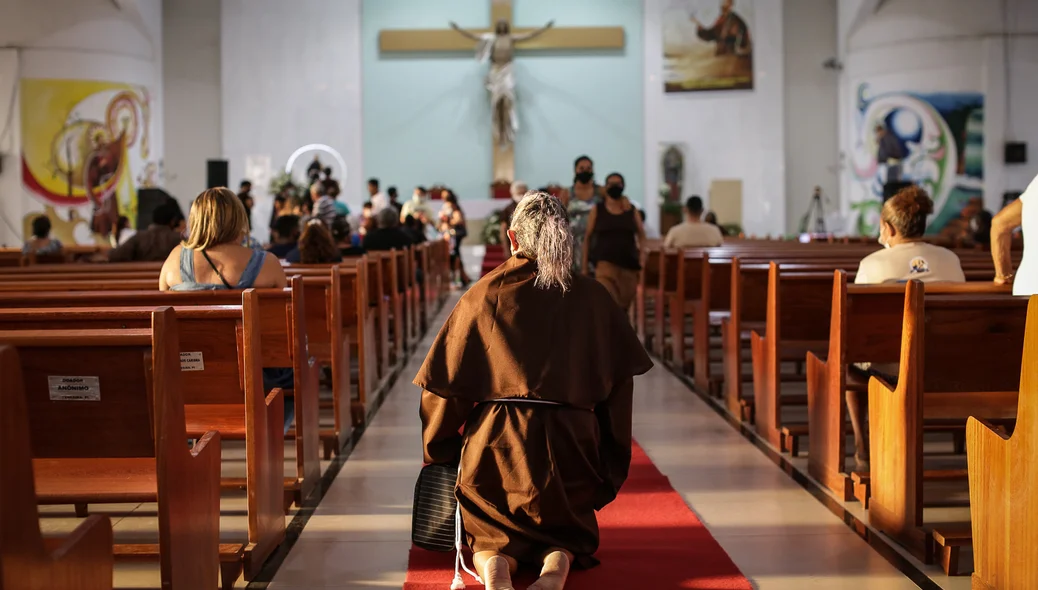 Senhora de joelhos