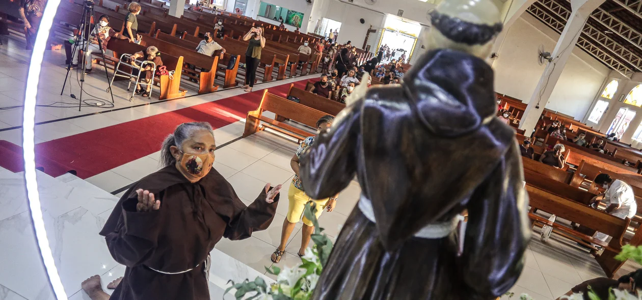 Senhora rezando