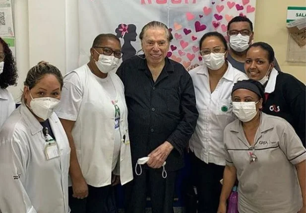 Silvio Santos recebendo a dose de reforço