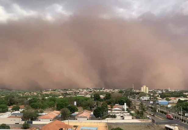 Tempestades de poeira voltaram a encobrir cidades do País nesta sexta-feira