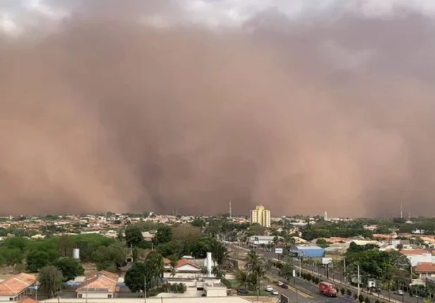 Tempestades de poeira voltaram a encobrir cidades do País nesta sexta-feira