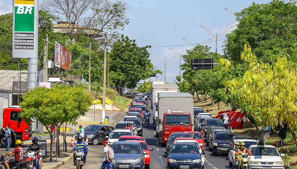 Trânsito próximo ao posto de combustível