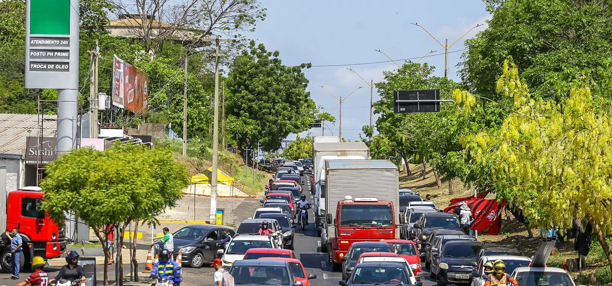 Trânsito próximo ao posto de combustível