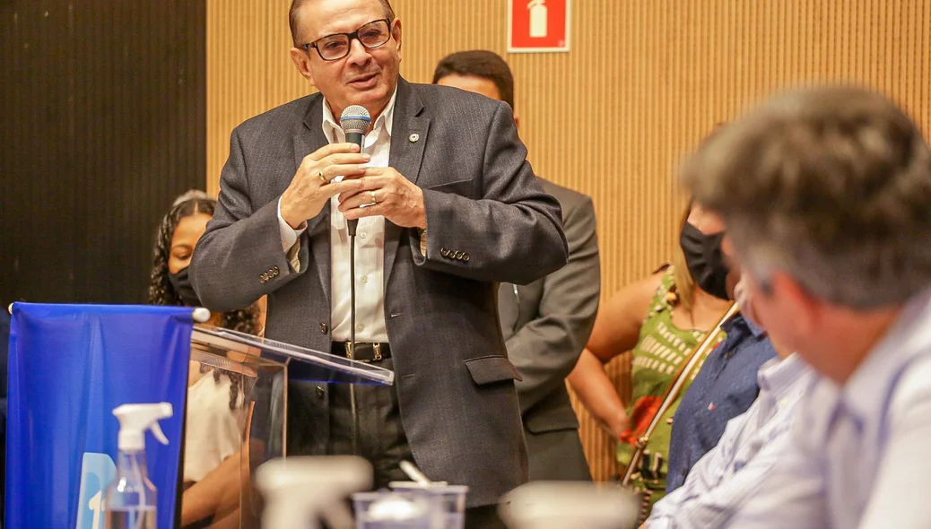 Valdeci Cavalcante discursa durante o evento