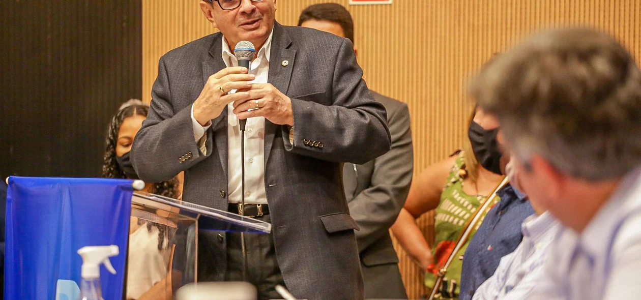 Valdeci Cavalcante discursa durante o evento