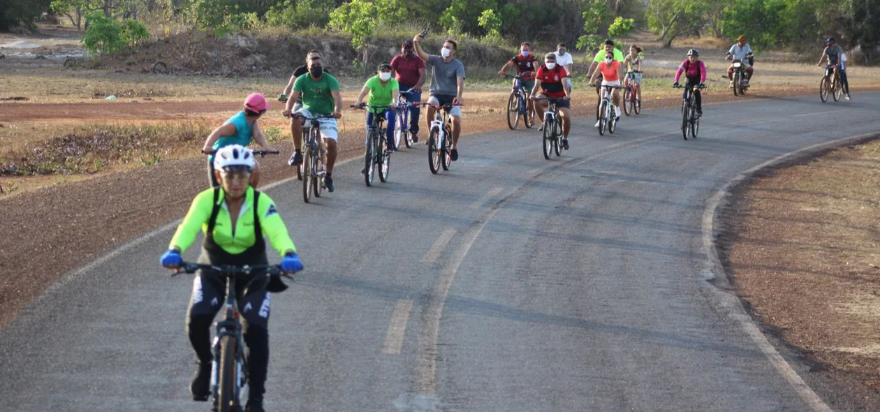 Várias pessoas participaram do primeiro Passeio Ciclístico Ecológico