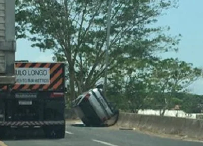 Veículo capotou após colidir contra caminhão