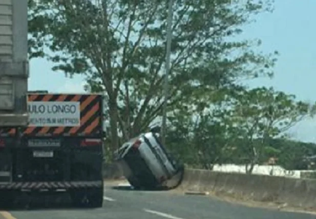 Veículo capotou após colidir contra caminhão