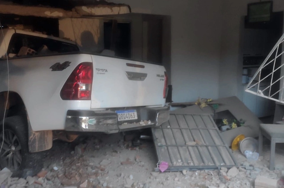 Veículo destruiu residência