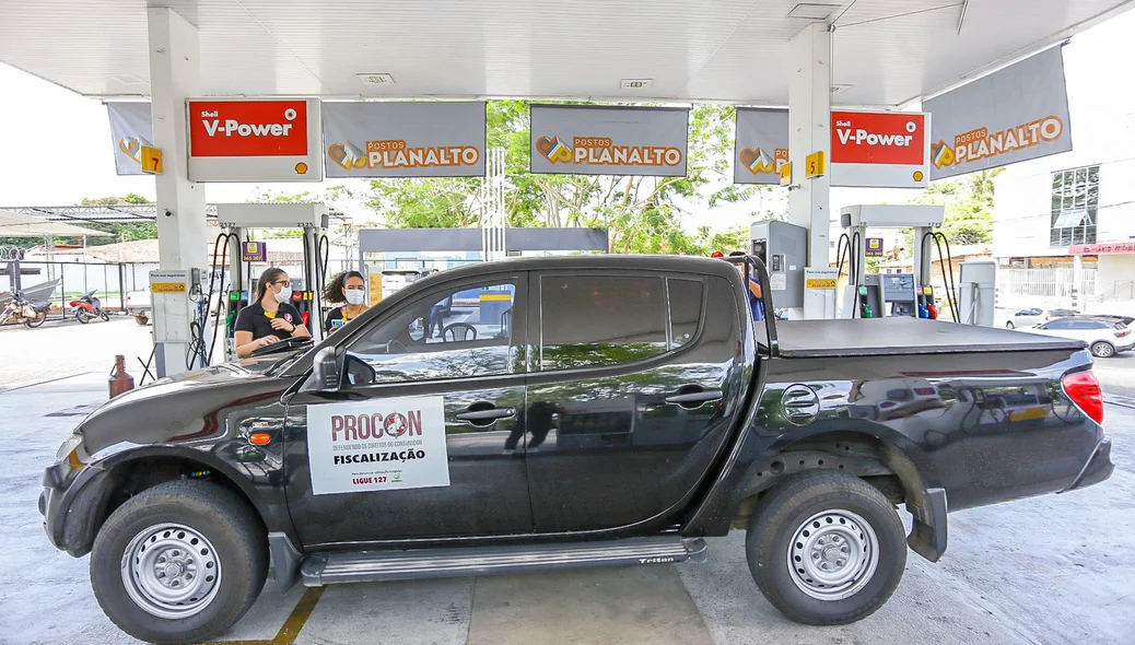 Veículo do Procon durante fiscalização nos postos