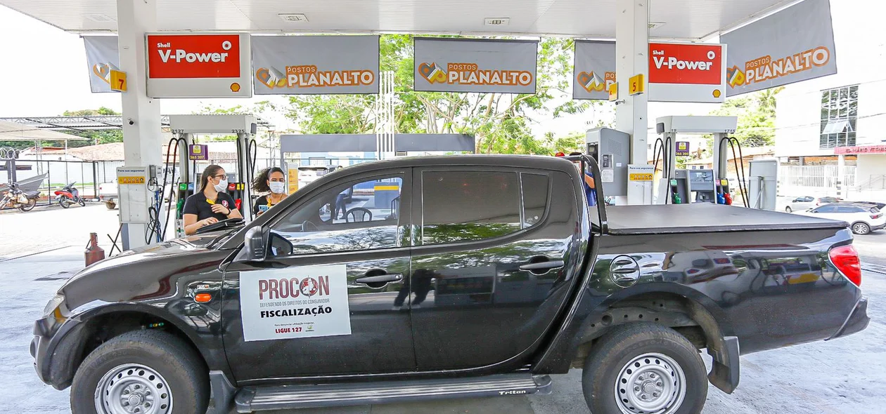 Veículo do Procon durante fiscalização nos postos
