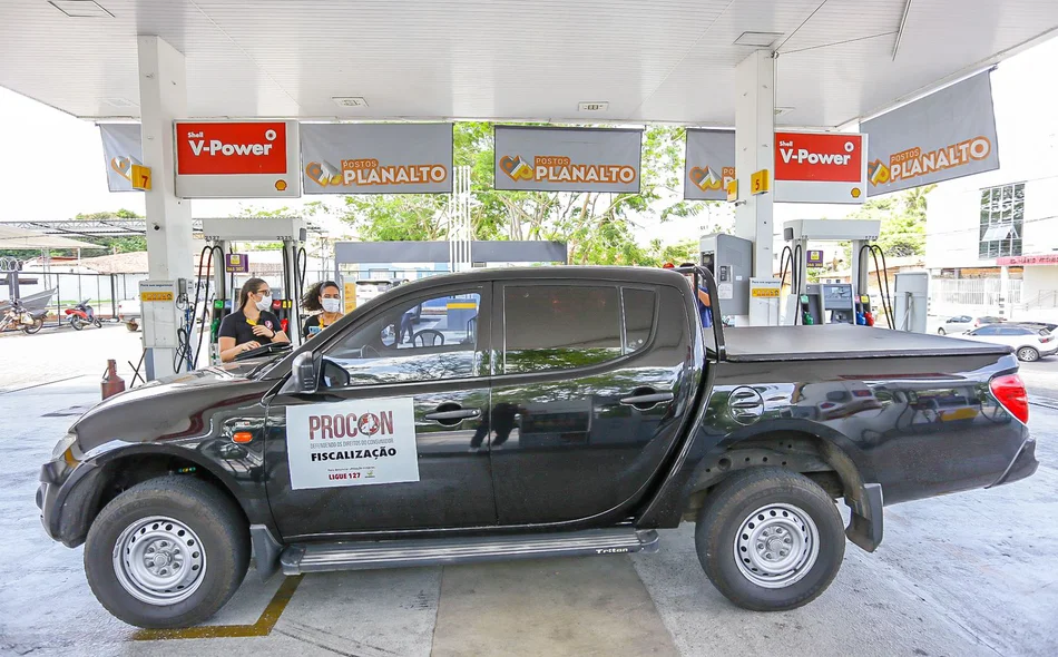 Veículo do Procon durante fiscalização nos postos