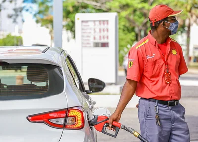 Veículo sendo abastecido de gasolina em Teresina