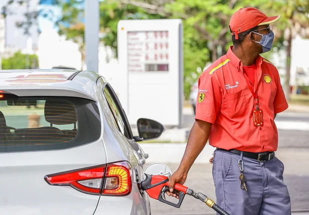 Veículo sendo abastecido de gasolina em Teresina