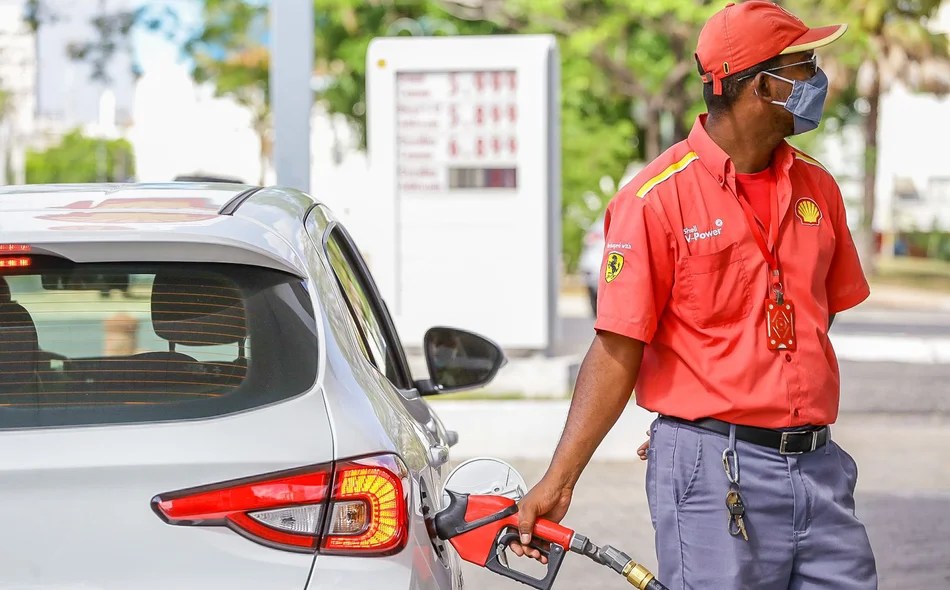 Veículo sendo abastecido de gasolina em Teresina