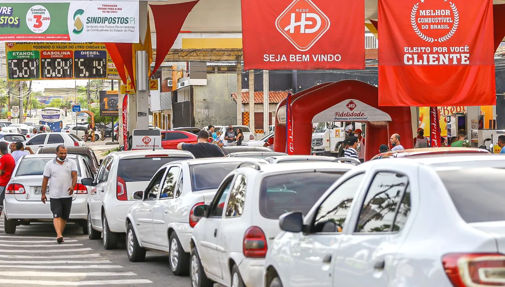 Veículos aguardam para abastecer em posto na Avenida Marechal Castelo Branco