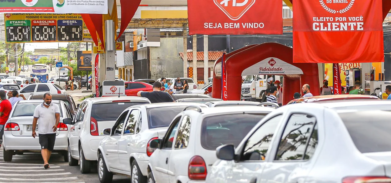 Veículos aguardam para abastecer em posto na Avenida Marechal Castelo Branco