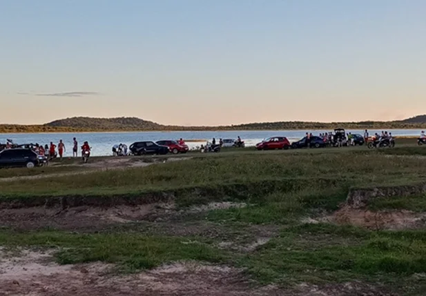 Veículos nas margens da Barragem do Bezerro