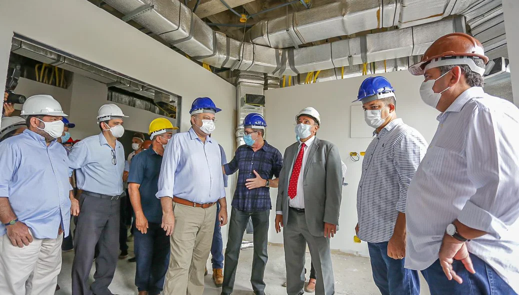 Visita as obras da nova maternidade de Teresina