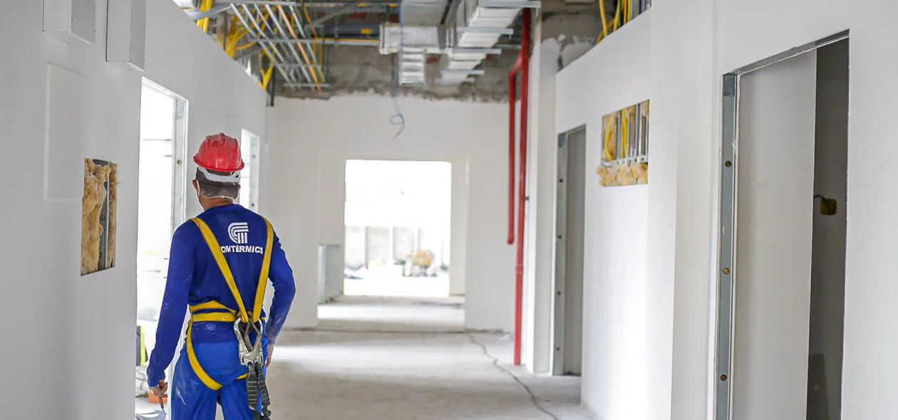 Visita as obras na nova maternidade na zona leste de Teresina