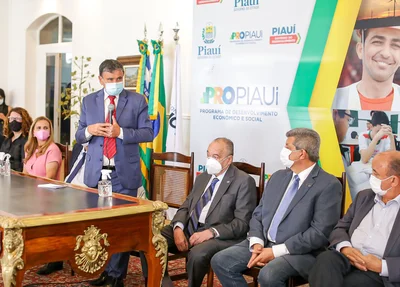 Wellington Dias discursa