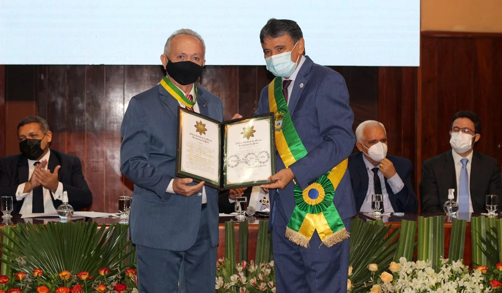 Wellington Dias entregando medalha do Mérito Renascença