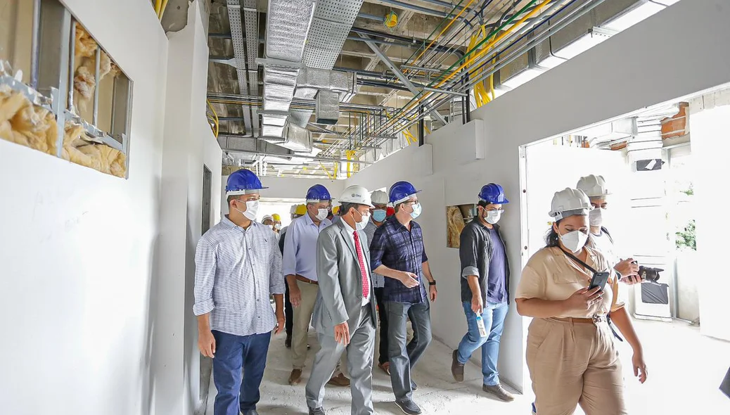 Wellington Dias visita obras da nova maternidade de Teresina