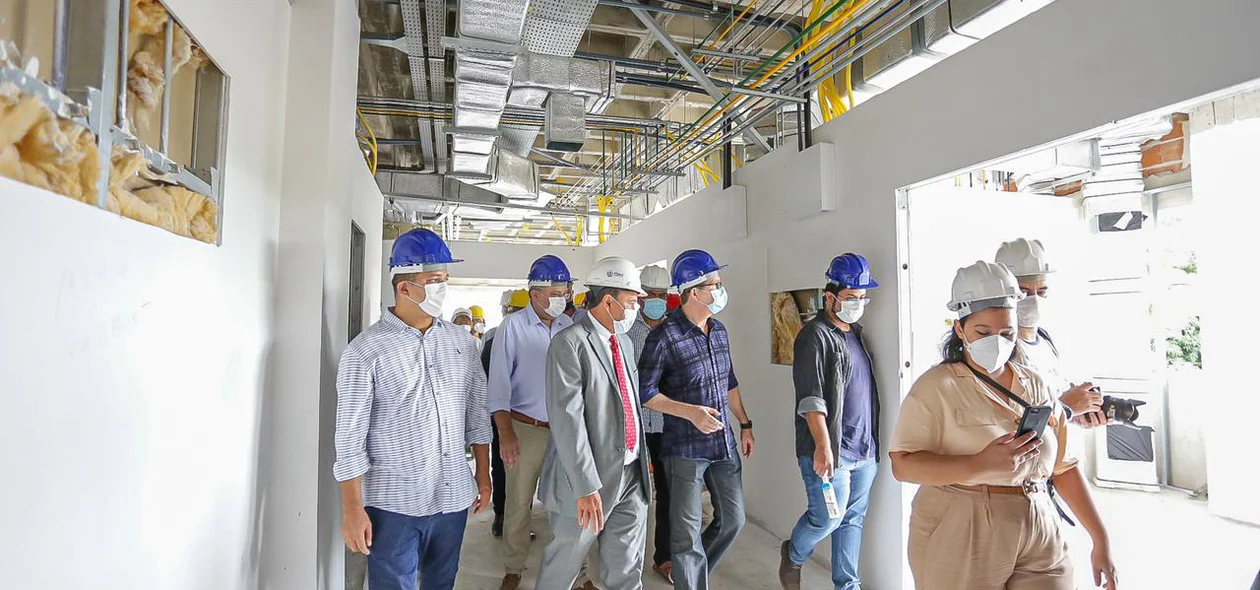 Wellington Dias visita obras da nova maternidade de Teresina