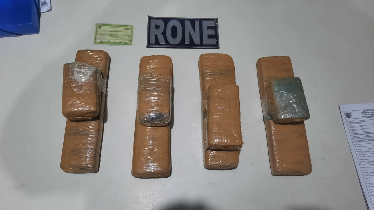 8 tabletes de maconha apreendidos pelo RONE