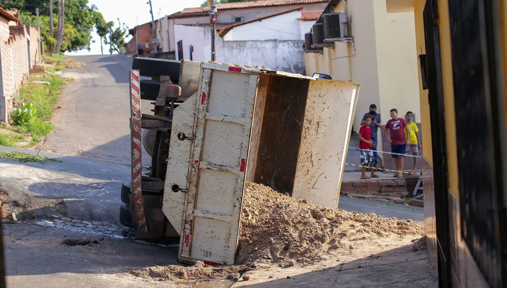 A areia ficou espalhada na via
