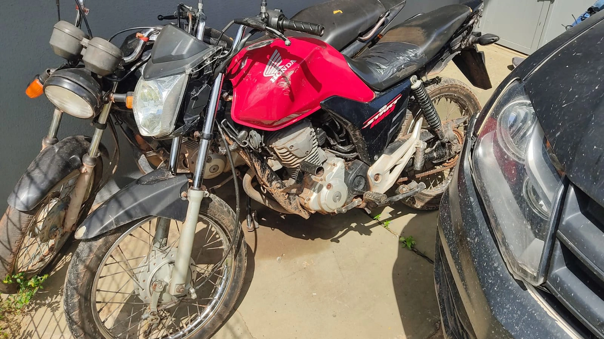 A motocicleta de cor vermelha que era utilizada pelos dois jovens foi apreendida