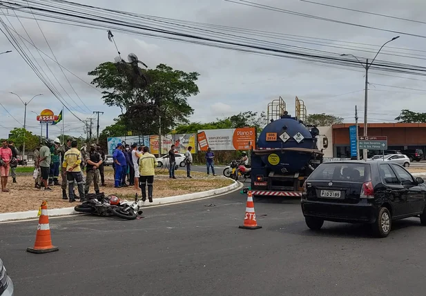 Acidente fatal entre motocicleta e caminhão na zona leste de Teresina