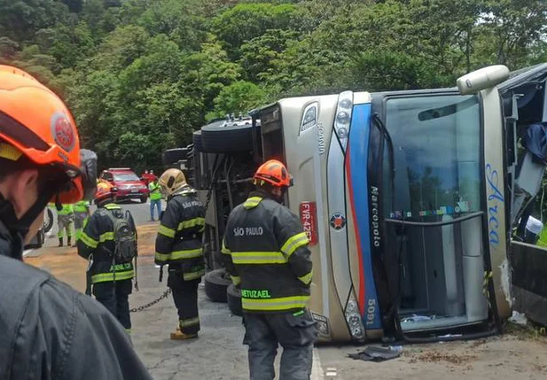 Acidente com ônibus de turismo na Rodovia Oswaldo Cruz deixa mortos e feridos