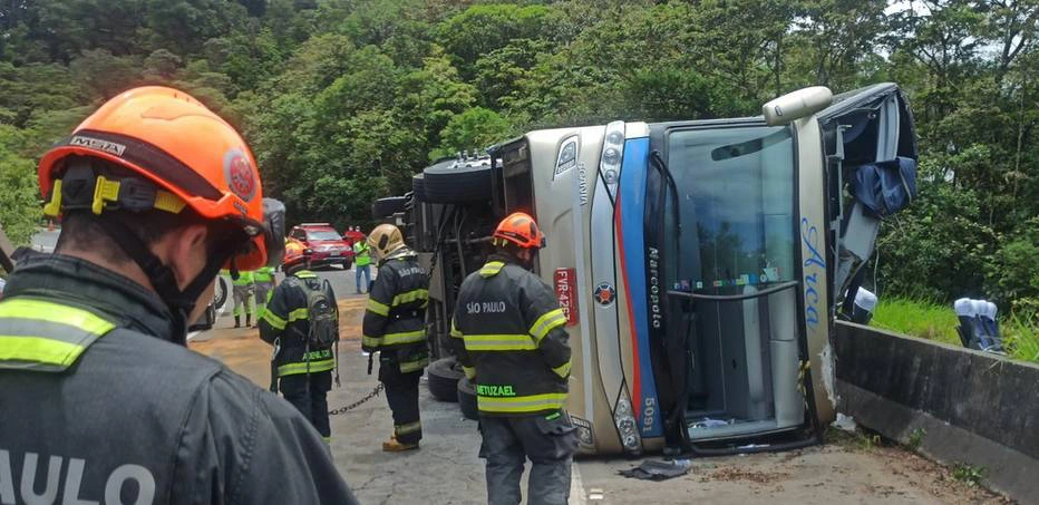 Acidente com ônibus de turismo na Rodovia Oswaldo Cruz deixa mortos e feridos