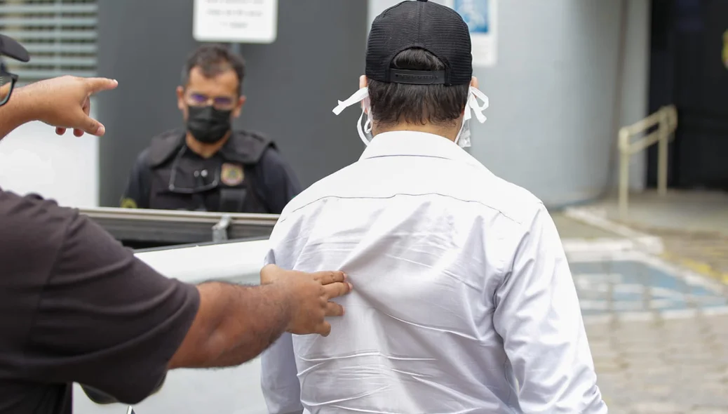 Advogado chegando na sede da Polícia Federal