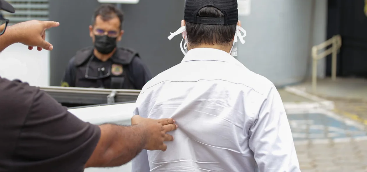 Advogado chegando na sede da Polícia Federal