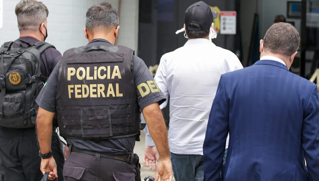 Advogado na sede da Polícia Federal