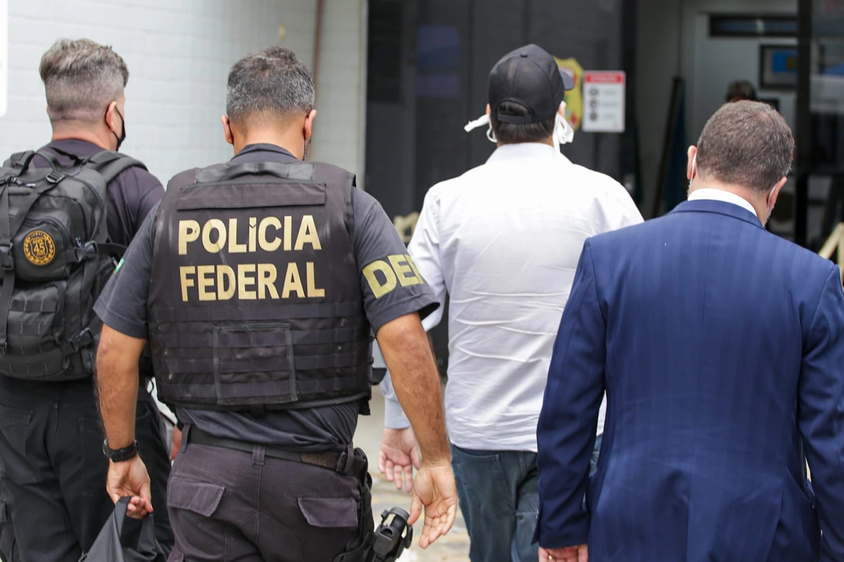 Advogado na sede da Polícia Federal