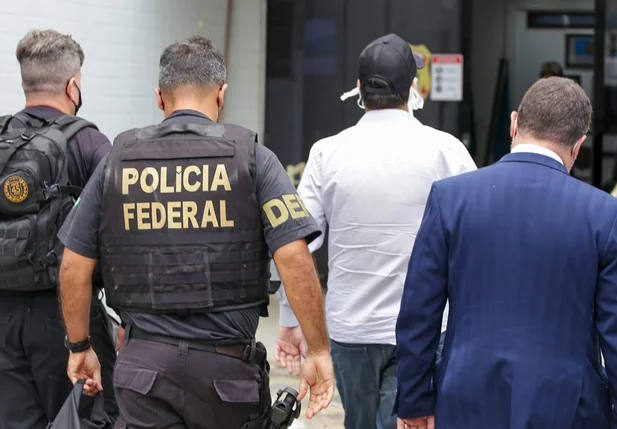 Advogado na sede da Polícia Federal