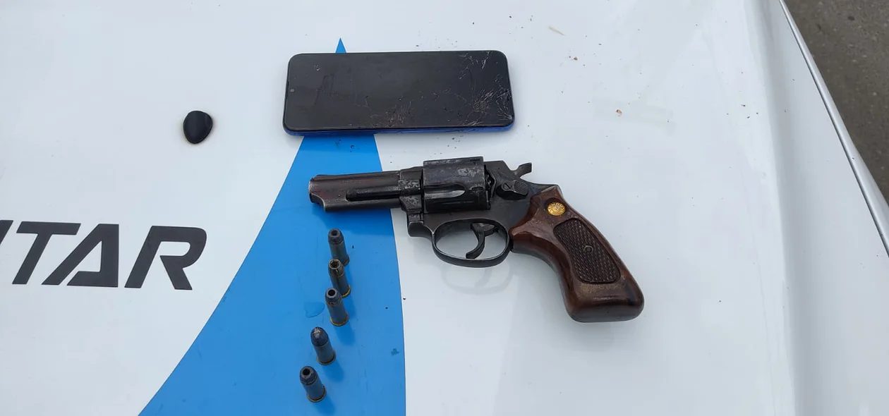 Arma de fogo apreendida pela PM no local