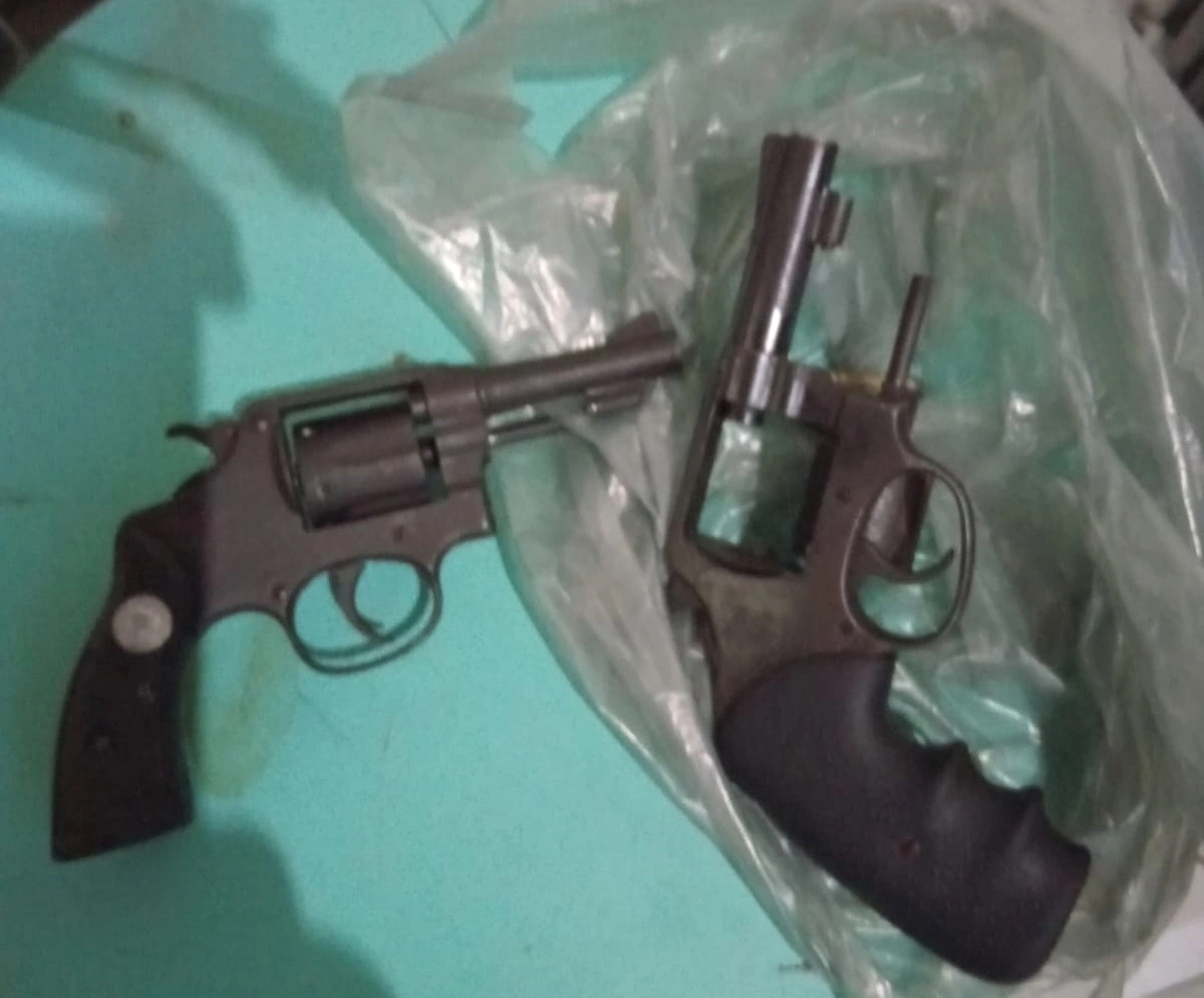 Armas de fogo apreendidas no local do crime